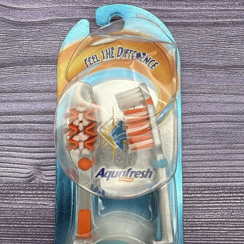 2 Pack VTG Aquafresh Toothbrush (39) Medium Compact Extreme Clean NOS 2003 USA